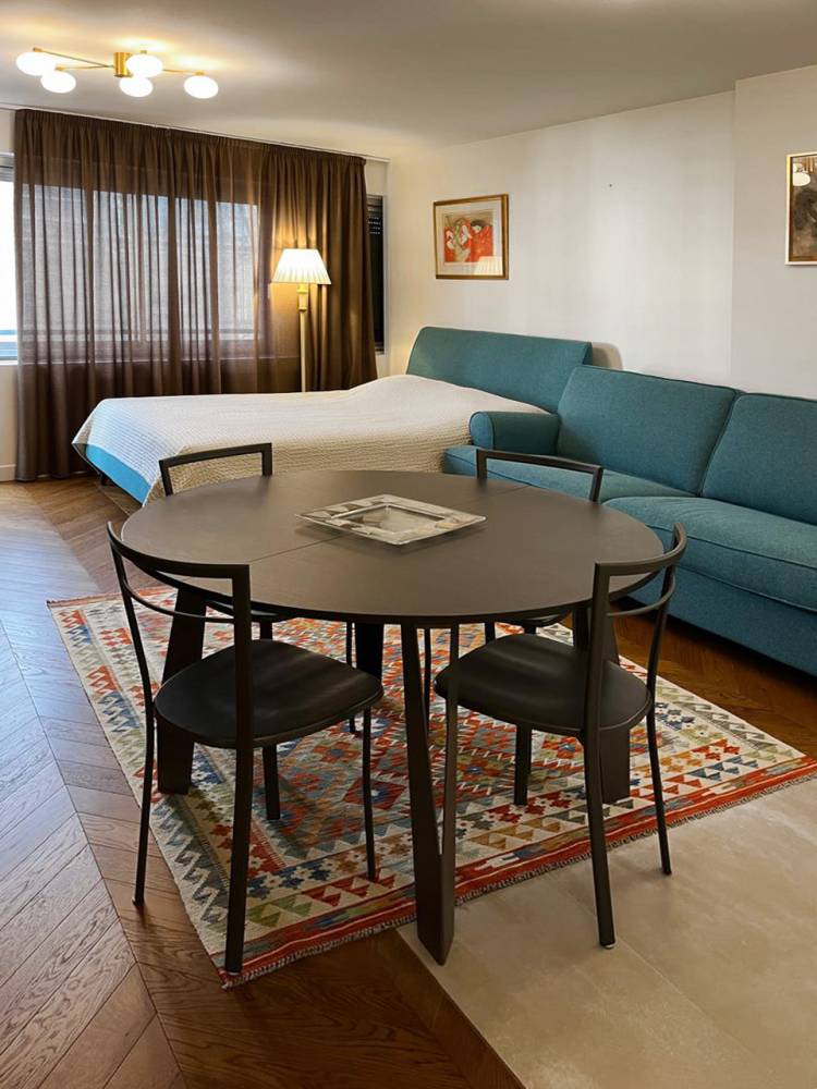 Letto e divano Samoa, tavolo e sedie Arredo3